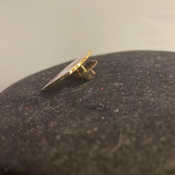 Vintage-1970s-gold tone & white/red enamel “I Love to Polka” hat/lapel/tie pin - Picture 6 of 11